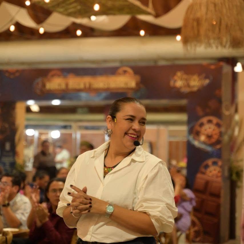 Alejandra Bueno durante una experiencia de cacao y chocolate