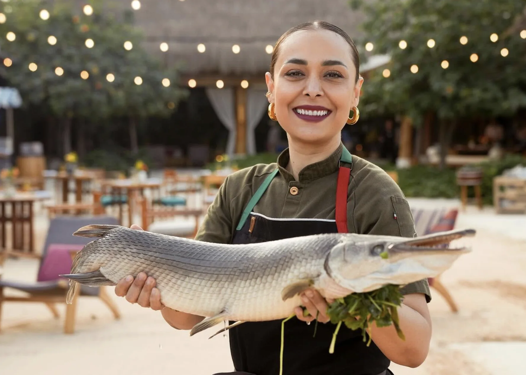 Chef Lupita Vidal sosteniendo un pejelagarto