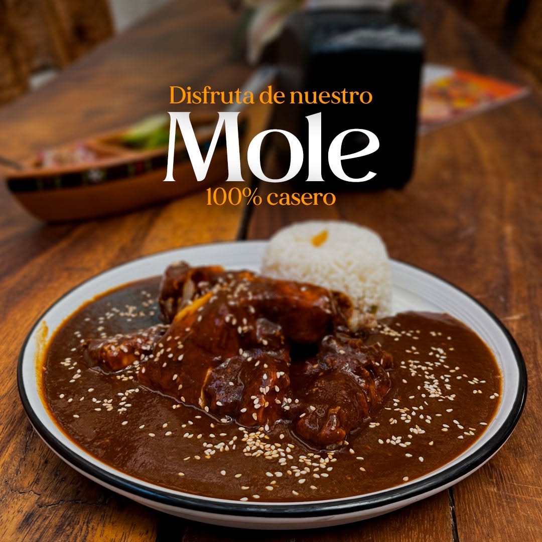 Mole casero servido en El Puchero Restaurante