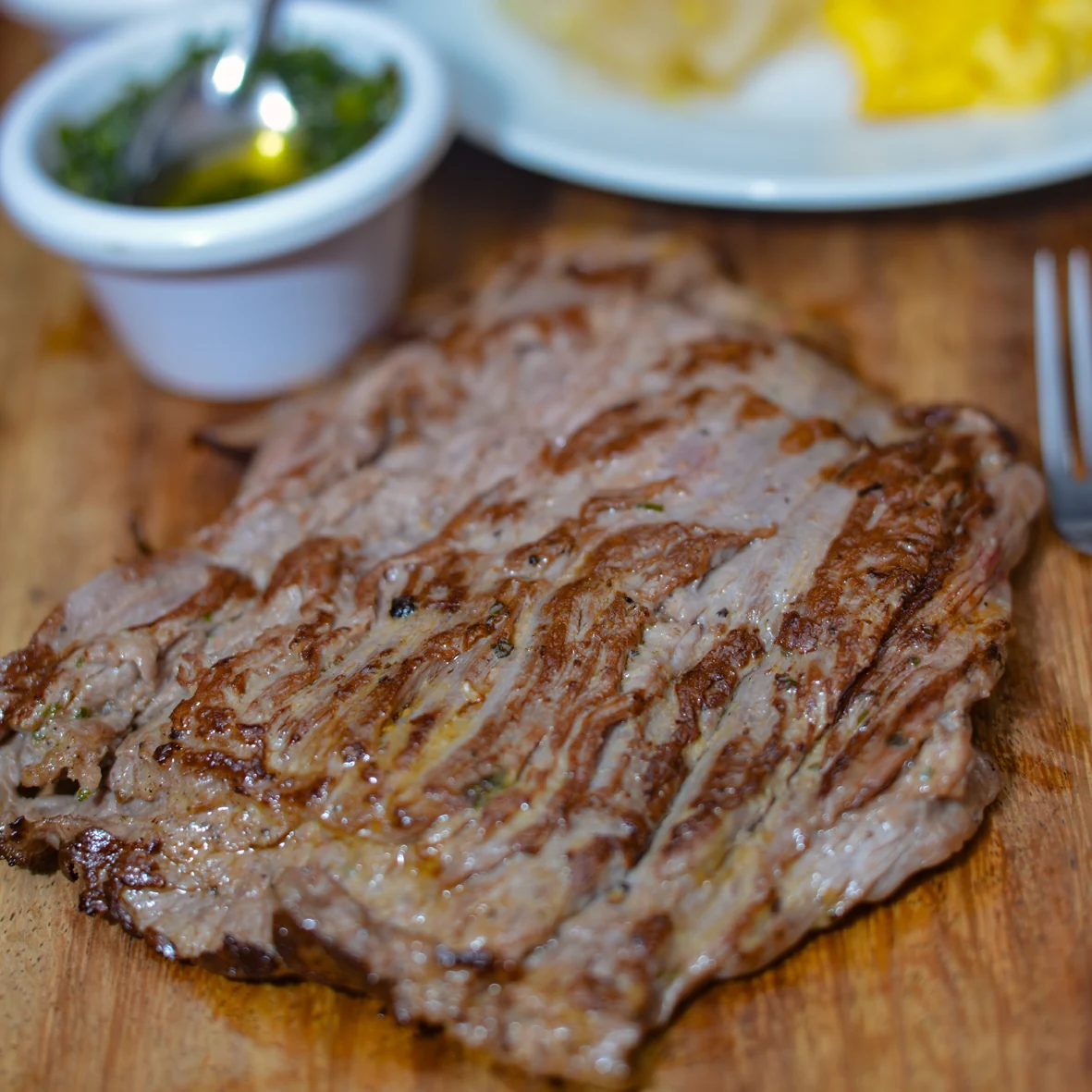 Carne asada servida en tabla