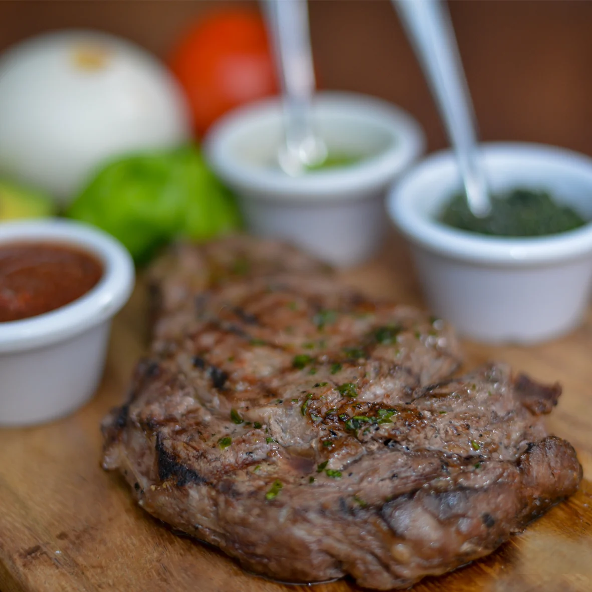 Corte de carne acompañado con salsas