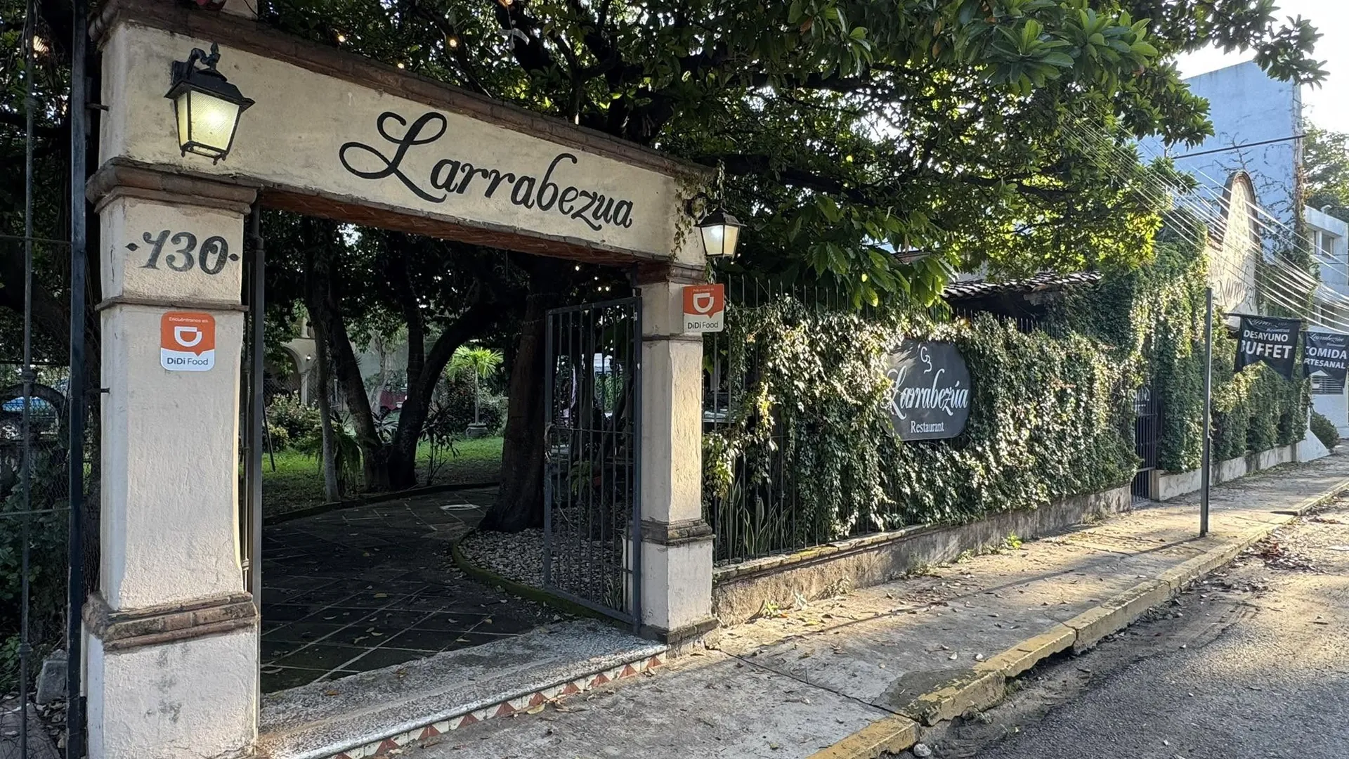 Fachada y acceso principal de Larrabezúa Restaurant en Villahermosa