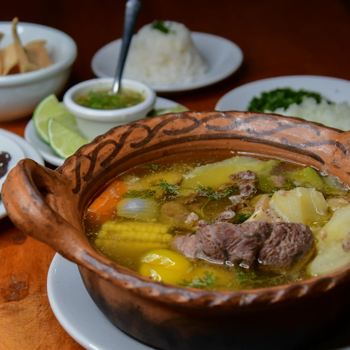 Puchero tabasqueño servido en cazuela de barro