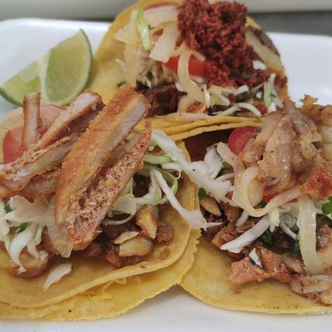 Tacos surtidos de Tacos Manuel servidos con cebolla, col, tomate y limón