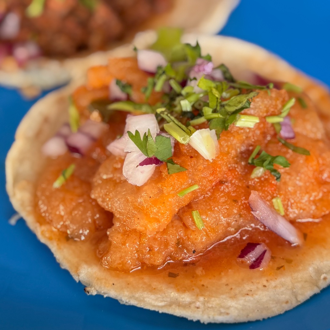 Taco de chicharrón con cebolla y cilantro