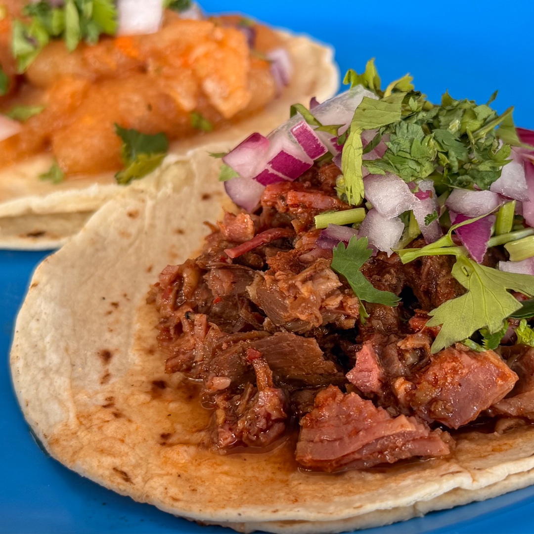 Tacos servidos con cebolla y cilantro