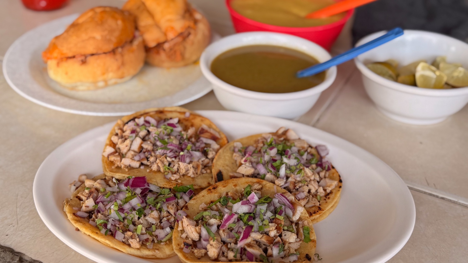 Tacos, tortas y consomé de Taquería Pablo’s